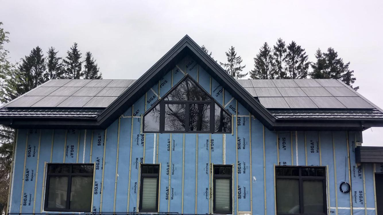 Saules paneļi uz zemes · 11 kW