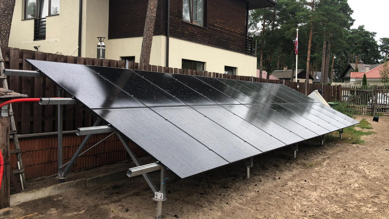 Saules paneļi uz zemes · 9 kW