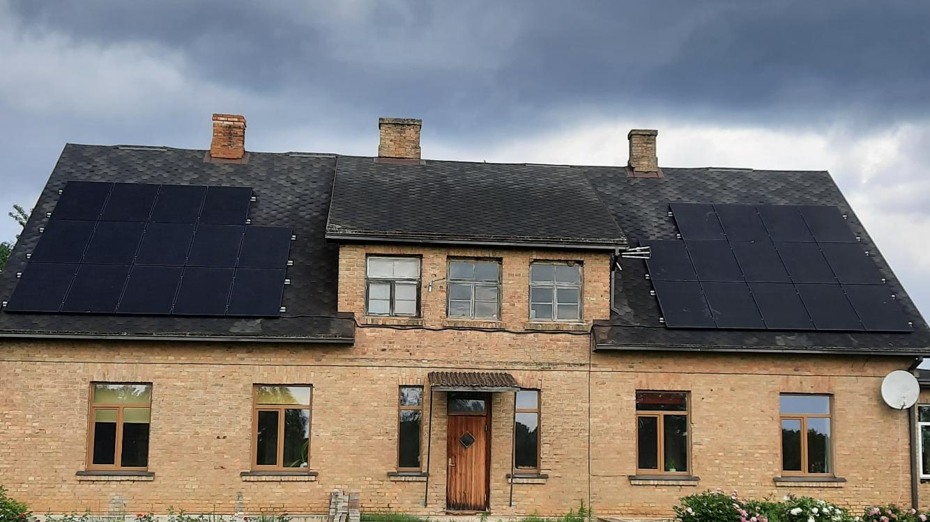 Saules paneļi uz zemes · 11 kW