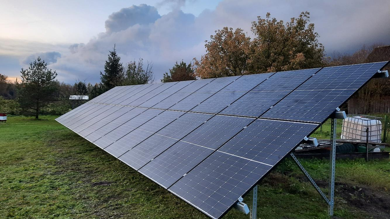Saules paneļi uz zemes · 11 kW