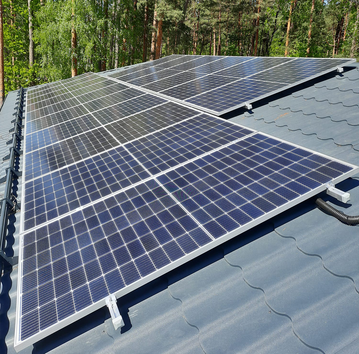 Saules paneļi uz zemes · 11 kW