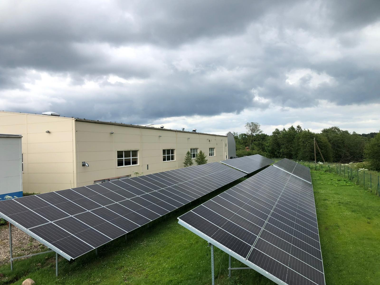 Saules paneļi uz zemes · 120 kW